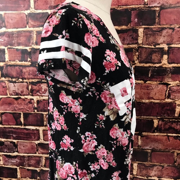 Free Kisses Women’s Size Medium t-Shirt Floral Top - Picture 4 of 5